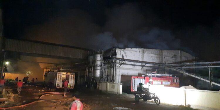 চারদিনেও নিভলো না গলসির ভোজ্য তেলে কারখানার বিধ্বংসী আগুন