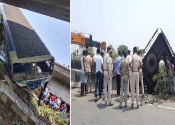 দ্রুত গতীতে যাবার সময়ে ব্রিজের রেলিং ভেঙে ঝুলে রইল যাত্রীসহ সরকারী বাস, আহত ৬,আটক চালক ও কন্ডাক্টর