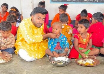 আদিবাসী শিশুদের ভুরিভোজের আয়োজন করে ঈদ উদযাপন করলেন ভাতারের স্কুল শিক্ষক মিসকিন