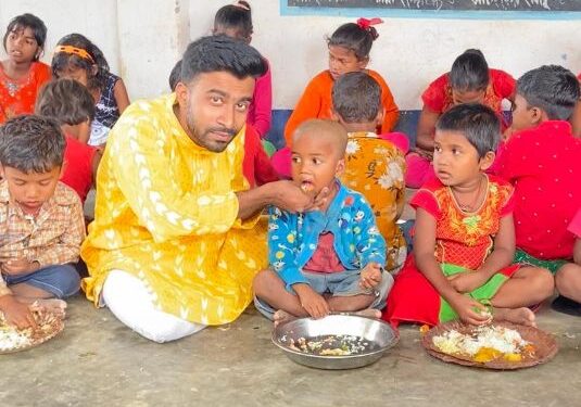 আদিবাসী শিশুদের ভুরিভোজের আয়োজন করে ঈদ উদযাপন করলেন ভাতারের স্কুল শিক্ষক মিসকিন