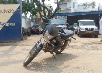 এটিএমের সামনে সন্দেহজনক গতিবিধি দেখে ৩ জনকে ধরে পুলিশের হাতে তুলে দিলে দিলেন স্থানীয় বাসিন্দারা