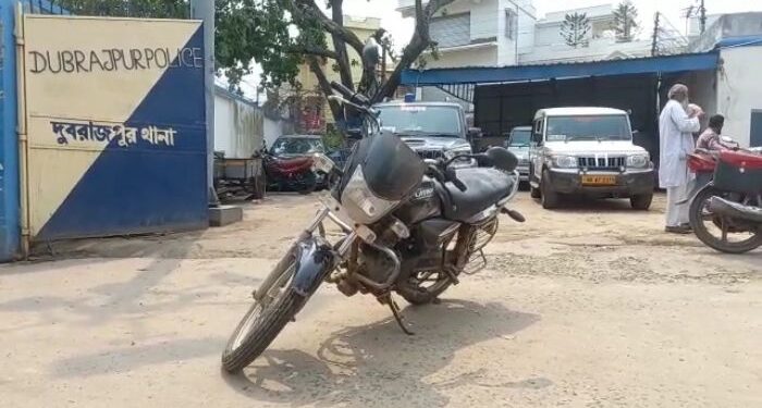 এটিএমের সামনে সন্দেহজনক গতিবিধি দেখে ৩ জনকে ধরে পুলিশের হাতে তুলে দিলে দিলেন স্থানীয় বাসিন্দারা