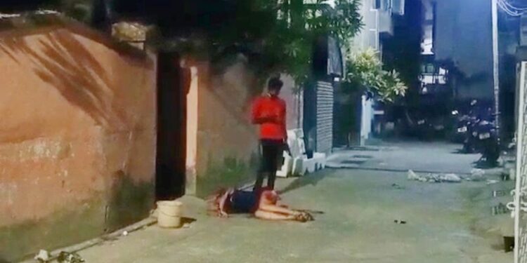 কলেজ ছাত্রীকে সর্বসমক্ষে ধারালো অস্ত্র দিয়ে কুপিয়ে খুন , স্থানীয়রা  বাঁচাতে গেলে আগ্নেয়াস্ত্র বের করে তেড়ে এল আততায়ী