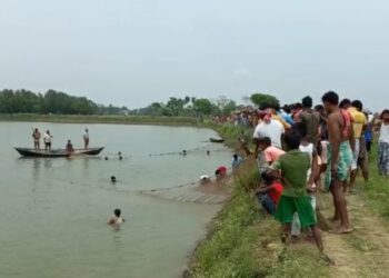 দিঘিতে নৌকা উলটে মৃত ২ যুবক, অসুস্থ আরও ২