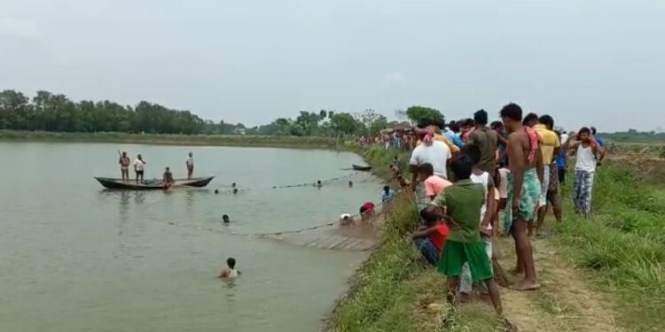 দিঘিতে নৌকা উলটে মৃত ২ যুবক, অসুস্থ আরও ২