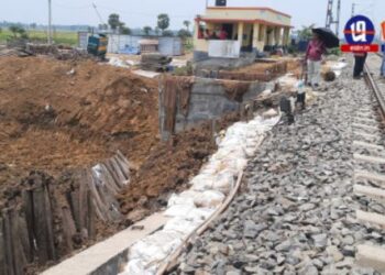 কাটোয়ায় রেললাইনে ধ্বস, বড়সড় দূর্ঘটনার হাত থেকে রক্ষা পেল আপ হাওড়া-কাটোয়া লোকাল ট্রেন