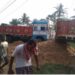 গাড়ি যাতায়াতের কারনেই বেহাল রাস্তা ! বালি বোঝাই গাড়ি আটকে রাস্তায় বালি ঢালা করাল ক্ষিপ্ত গ্রামবাসী