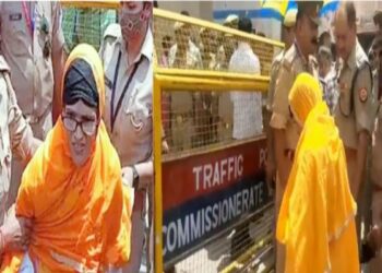 কাশী বিশ্বনাথ মন্দিরের গেটের সামনে মুসলিম মহিলা নামাজ পড়াকে কেন্দ্র করে চাঞ্চল্য