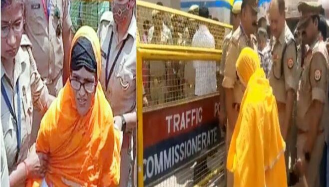 কাশী বিশ্বনাথ মন্দিরের গেটের সামনে মুসলিম মহিলা নামাজ পড়াকে কেন্দ্র করে চাঞ্চল্য