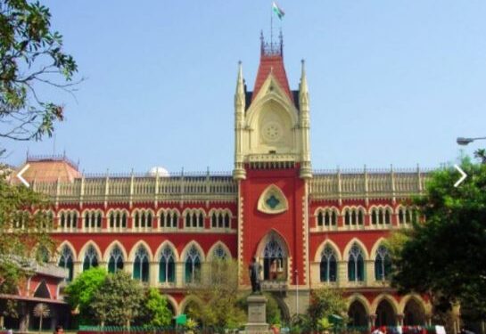 শিক্ষিকা শ্যামলী ঘোষ মামলা : চোখে আঙুল দিয়ে দেখিয়ে দিল শাসনযন্ত্রের নিষ্পেষণ আর আদালতের দীর্ঘসূত্রিতার সামনে কতটা অসহায় মানুষ