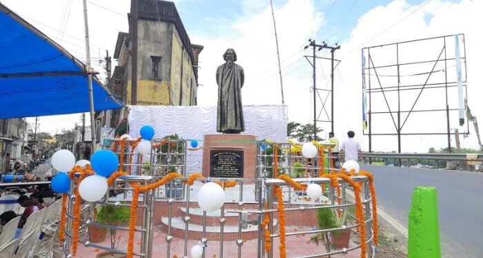 শহর কলকাতার অনুকরণে গ্রামীণ এলাকার সড়ক পথের পরিচিতিতেও স্থান করে নিলেন বঙ্গের দুই কবি রবীন্দ্রনাথ ও নজরুল