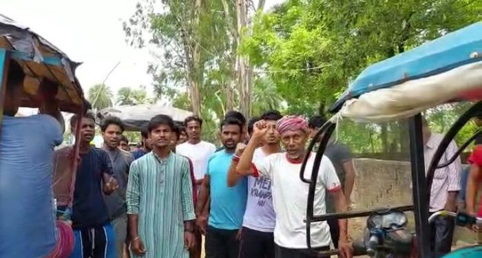 বামনগোলায় বেহাল রাস্তা সংস্কারের দাবিতে সড়কপথ অবরোধ