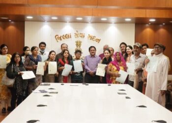 পাকিস্তান থেকে আহমেদাবাদে আসা ১৭ জন হিন্দু শরণার্থীকে নাগরিকত্ব দিল ভারত