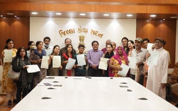 পাকিস্তান থেকে আহমেদাবাদে আসা ১৭ জন হিন্দু শরণার্থীকে নাগরিকত্ব দিল ভারত