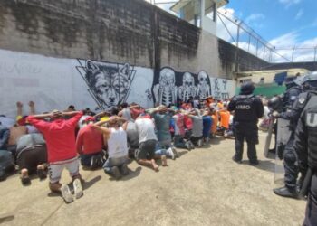 ইকুয়েডরের জেলে দুই মাদক মাফিয়া গোষ্ঠীর সংঘর্ষে ৪৩ বন্দীর মৃত্যু