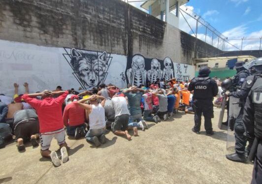 ইকুয়েডরের জেলে দুই মাদক মাফিয়া গোষ্ঠীর সংঘর্ষে ৪৩ বন্দীর মৃত্যু