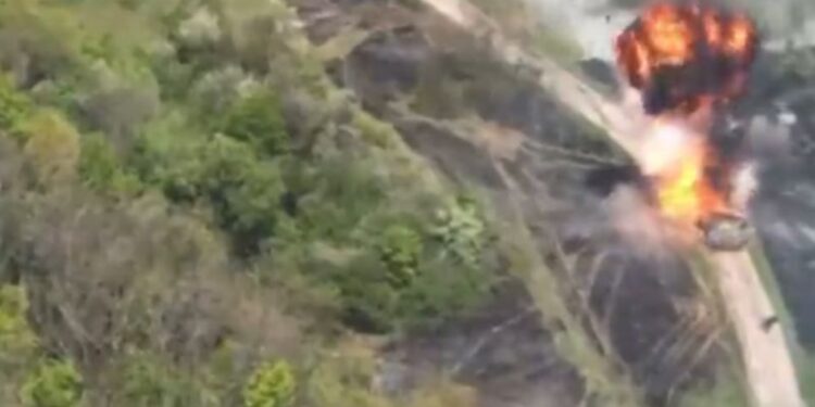 রাশিয়ান ট্যাঙ্ক ধ্বংসের ভিডিও পোস্ট করল ইউক্রেনের প্রতিরক্ষা মন্ত্রক