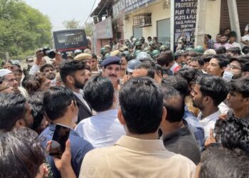 দিল্লিতে অবৈধ দখল উচ্ছেদ অভিযানে বাধা দেওয়ার অভিযোগে আটক আম আদমি পার্টির বিধায়ক আমানতুল্লাহ খান