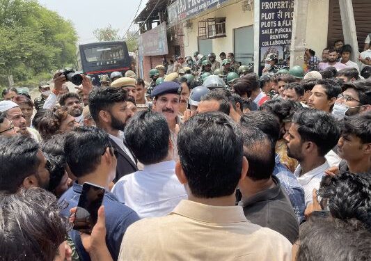 দিল্লিতে অবৈধ দখল উচ্ছেদ অভিযানে বাধা দেওয়ার অভিযোগে আটক আম আদমি পার্টির বিধায়ক আমানতুল্লাহ খান