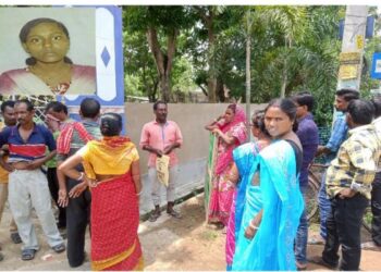 শ্বশুরবাড়ি থেকে মারধর করে তাড়িয়ে দেওয়ার অভিযোগ, বাপের বাড়িতে এসে আত্মঘাতী বধু, পরকীয়া সম্পর্কের জেরে আত্মহত্যা বলে পালটা দাবি শ্বশুরবাড়ির