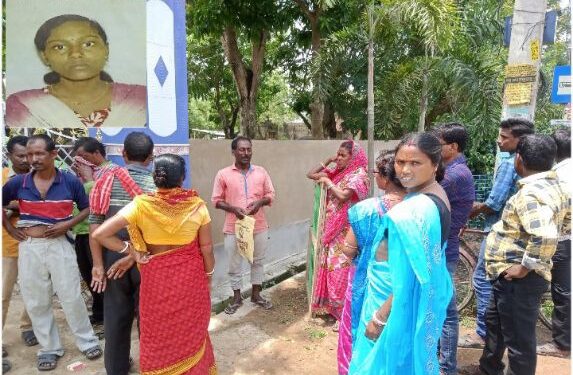 শ্বশুরবাড়ি থেকে মারধর করে তাড়িয়ে দেওয়ার অভিযোগ, বাপের বাড়িতে এসে আত্মঘাতী বধু, পরকীয়া সম্পর্কের জেরে আত্মহত্যা বলে পালটা দাবি শ্বশুরবাড়ির