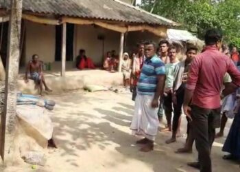 স্ত্রীর চোখের সামনেই বিদ্যুতের খুঁটির সংস্পর্শে এসে বিদ্যুৎস্পৃষ্ট হয়ে মৃত্যু স্বামীর