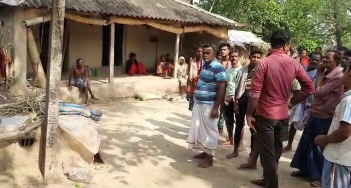 স্ত্রীর চোখের সামনেই বিদ্যুতের খুঁটির সংস্পর্শে এসে বিদ্যুৎস্পৃষ্ট হয়ে মৃত্যু স্বামীর