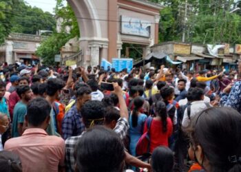 অনলাইনে পরীক্ষা নেওয়ার দাবীতে বর্ধমান বিশ্ববিদ্যালয়ে বিক্ষোভ পড়ুয়াদের