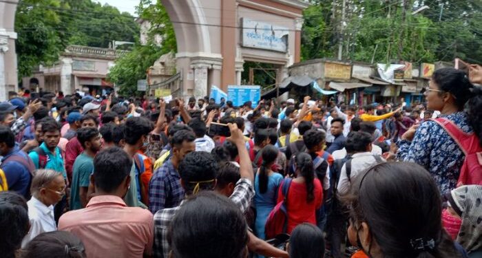 অনলাইনে পরীক্ষা নেওয়ার দাবীতে বর্ধমান বিশ্ববিদ্যালয়ে বিক্ষোভ পড়ুয়াদের