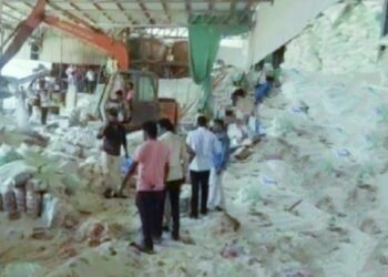 গুজরাটের মোরবির নুনের কারখানায় দেওয়াল ধ্বসে মৃত্যু ১২ শ্রমিকের, ৩০ শ্রমিকের মৃত্যুর আশঙ্কা