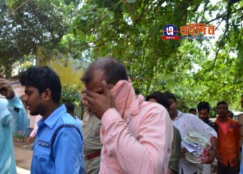 মঙ্গলকোটে অনলাইনে জুয়ো চক্রের পান্ডা আরসেদ আলি সেখকে গ্রেফতার করল পুলিশ, উদ্ধার লক্ষাধিক টাকা, কম্পিউটার, গহনা, নথিপত্র