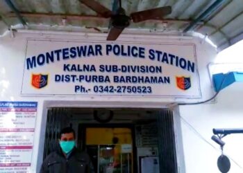 ডিভের্সের নোটিশ পেয়েই স্ত্রীর আপত্তিকর ছবি ফেসবুকে পোস্ট করল  গুনধর স্বামী