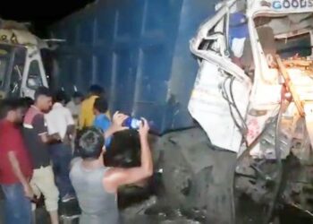 বাঁকুড়ায় ডাম্পার-লরি মুখোমুখি সংঘর্ষ, গুরুতর জখম দুই গাড়ির চালক