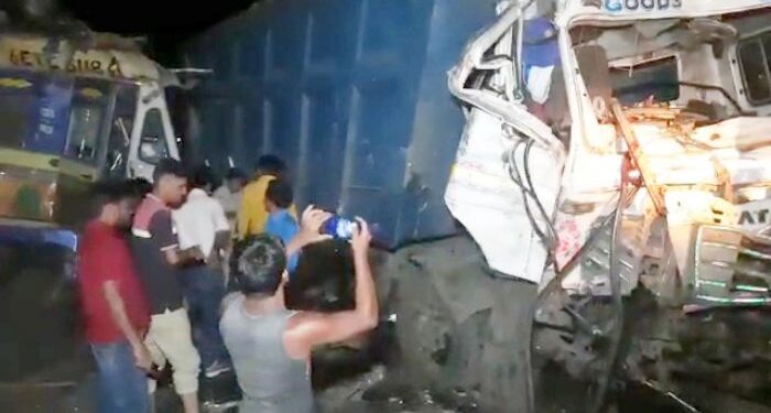 বাঁকুড়ায় ডাম্পার-লরি মুখোমুখি সংঘর্ষ, গুরুতর জখম দুই গাড়ির চালক