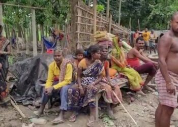 জায়গার সামনে অবরোধ হঠাতে বিহার পুলিশকে হাত করে ফুটপাথের উপর ২০ টি ঝুপড়ি ভেঙে দেওয়ার অভিযোগ উঠল তৃণমূল নেতার বিরুদ্ধে , সর্বস্ব হারিয়ে পথে বসেছে পরিবারগুলি