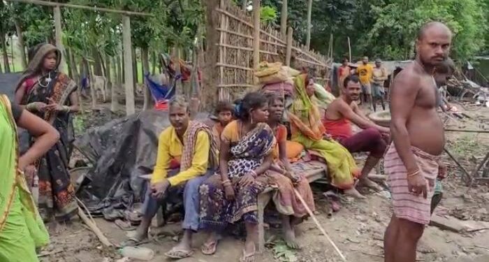 জায়গার সামনে অবরোধ হঠাতে বিহার পুলিশকে হাত করে ফুটপাথের উপর ২০ টি ঝুপড়ি ভেঙে দেওয়ার অভিযোগ উঠল তৃণমূল নেতার বিরুদ্ধে , সর্বস্ব হারিয়ে পথে বসেছে পরিবারগুলি