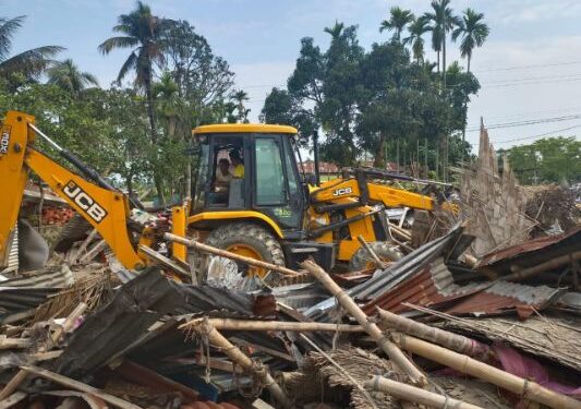 থানায় অগ্নিসংযোগের ঘটনায় ৫ অভিযুক্তের বাড়ি বুলডোজার দিয়ে গুঁড়িয়ে দিল অসমের নগাঁও প্রশাসন
