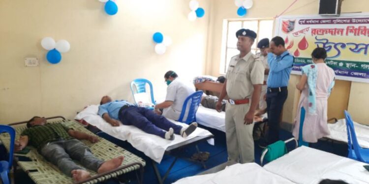 পূর্ব বর্ধমান জেলার গলসি থানার উদ্যোগে রক্তদান শিবির, আয়োজন করা হল শিশুদের প্রবন্ধ প্রতিযোগিতা