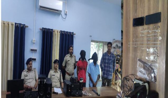 ঝুপড়িতে থেকে অপরাধমূলক কাজকর্ম, ২ দাগি দুষ্কৃতীকে পাকড়াও করল পুলিশ, উদ্ধার আগ্নেয়াস্ত্রসহ চোরাই গহনা