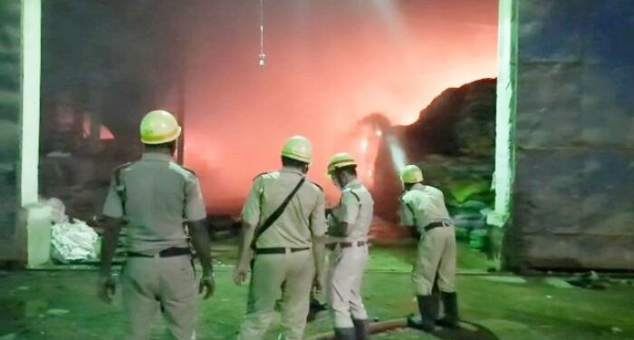পূর্ব বর্ধমানের গলসির ভোজ্য তেলের কারখানায় ভয়াবহ অগ্নিকান্ড, ভস্মীভূত লক্ষাধিক টাকার সামগ্রী