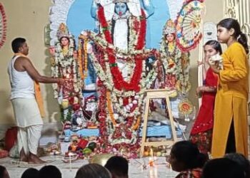 শবের উপরে শিব,শিবের উপর দন্ডায়মান কালী-শবশিবার পূজো ঘিরে অকাল শারদোৎসবের আমেজ মন্তেশ্বরের খান্দাড়া গ্রামে