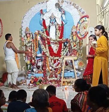 শবের উপরে শিব,শিবের উপর দন্ডায়মান কালী-শবশিবার পূজো ঘিরে অকাল শারদোৎসবের আমেজ মন্তেশ্বরের খান্দাড়া গ্রামে