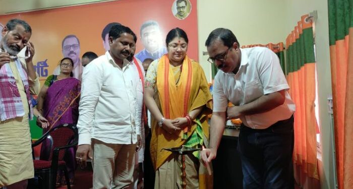 আচার্য পদ থেকে রাজ্যপালকে সরানোর সিদ্ধান্ত হিটলারগিরি বলে মন্তব্য করলেন বিজেপি সাংসদ লকেট