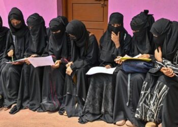 ফের হিজাব নিয়ে তোলপাড় কর্ণাটক, হাইকোর্টের নিষেধাজ্ঞা সত্ত্বেও হিজাব পড়ার দাবিতে অনড় ম্যাঙ্গালুরু ইউনিভার্সিটির মুসলিম ছাত্রীরা, পালটা আন্দোলনের হুঁশিয়ারি এবিভিপির