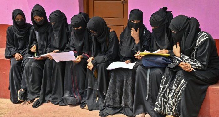 ফের হিজাব নিয়ে তোলপাড় কর্ণাটক, হাইকোর্টের নিষেধাজ্ঞা সত্ত্বেও হিজাব পড়ার দাবিতে অনড় ম্যাঙ্গালুরু ইউনিভার্সিটির মুসলিম ছাত্রীরা, পালটা আন্দোলনের হুঁশিয়ারি এবিভিপির