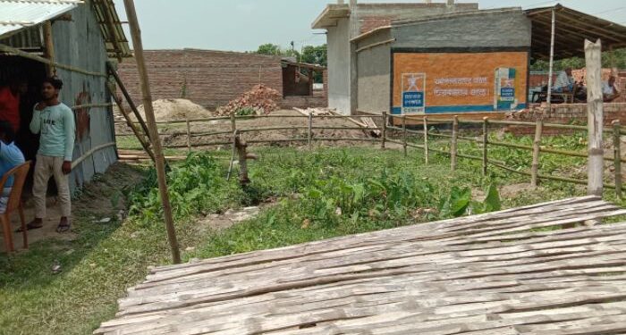 এজমালি সম্পত্তি দখল করে ক্লাবঘর নির্মান নিয়ে উত্তেজনা ইংলিশবাজারে