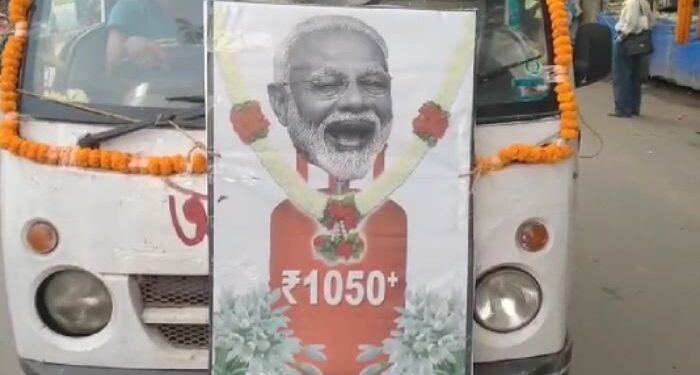 মোদির ছবি ও গ্যাস সিলিন্ডার লাগানো শবদেহবাহী গাড়ি চষে বেড়ালো বর্ধমানের রাজপথ