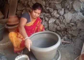 তাপপ্রবাহের সঙ্গে পাল্লা দিয়ে বাড়ছে গঙ্গারামপুরে মাটির তৈরি “মিনি ফ্রিজ” এর চাহিদা