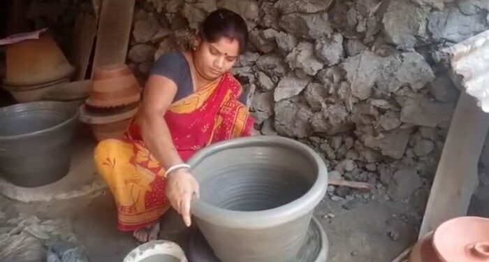 তাপপ্রবাহের সঙ্গে পাল্লা দিয়ে বাড়ছে গঙ্গারামপুরে মাটির তৈরি “মিনি ফ্রিজ” এর চাহিদা