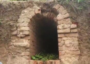 বাঁকুড়ার গন্ধেশ্বরী নদীর পাড় ভেঙে বেড়িয়ে এল প্রাচীন গুপ্ত সুড়ঙ্গের মুখ